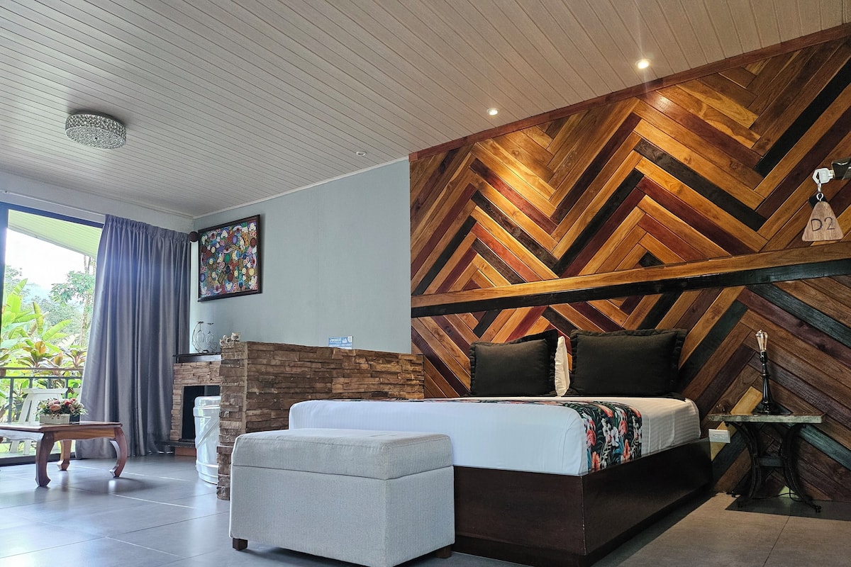 Deluxe Suite, Hot Tub, Hill View | 1 bedroom, hypo-allergenic bedding, pillowtop beds, minibar