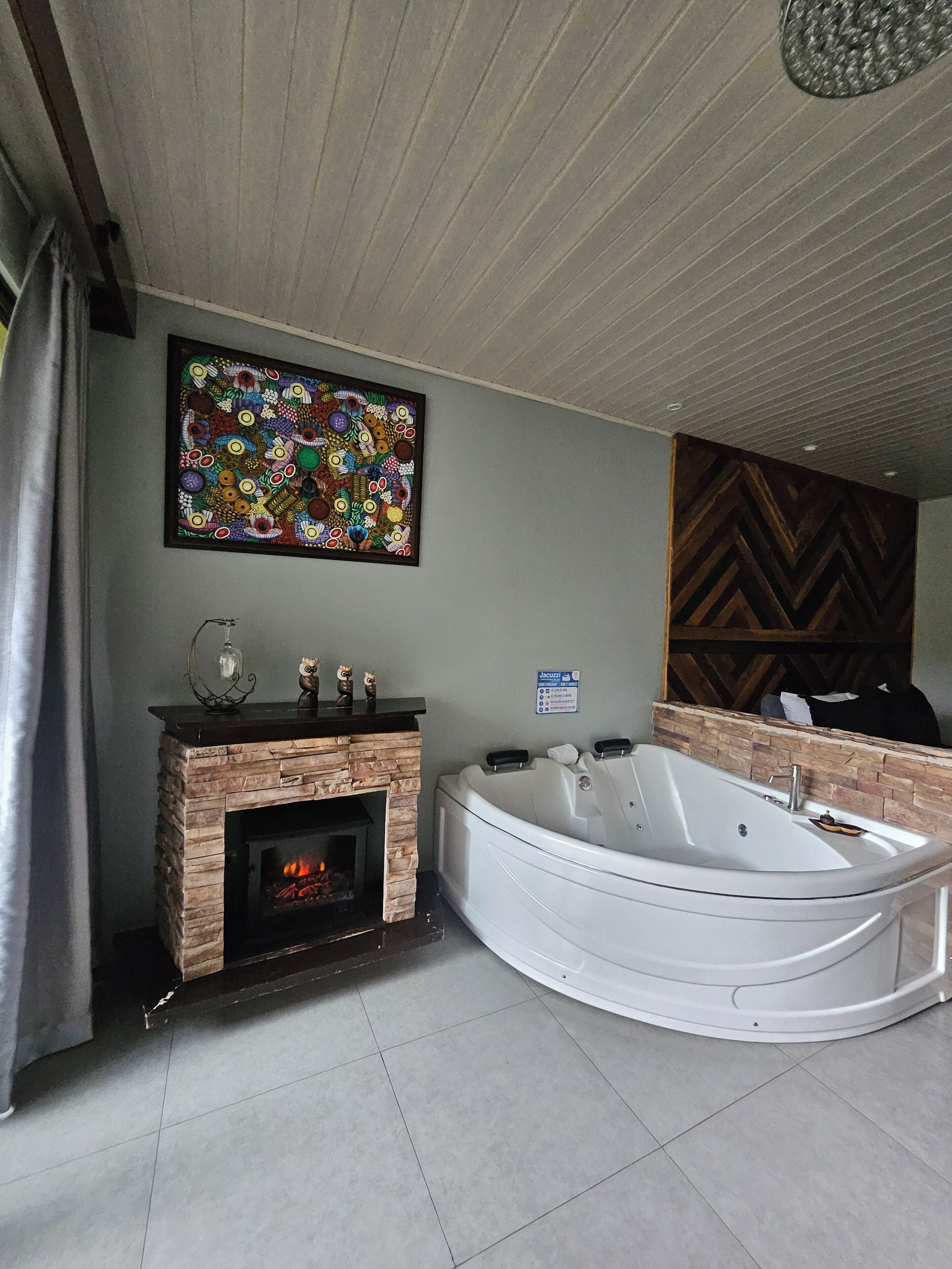 Suite Deluks, hot tub, pemandangan bukit | Seprai antialergi, bantalan ekstra lembut, minibar, dan brankas