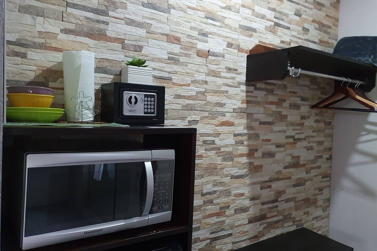 deluxe suite, hot tub, hill view | bathroom | shower, rainfall showerhead, free toiletries, hair dryer