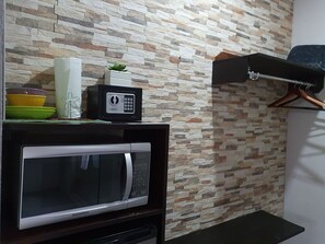 Suite Deluxe, bañera de hidromasaje, vistas a la colina | Baño | Ducha y cabezal de ducha tipo lluvia