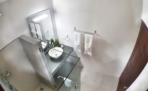 Shower, rainfall showerhead, free toiletries, hair dryer