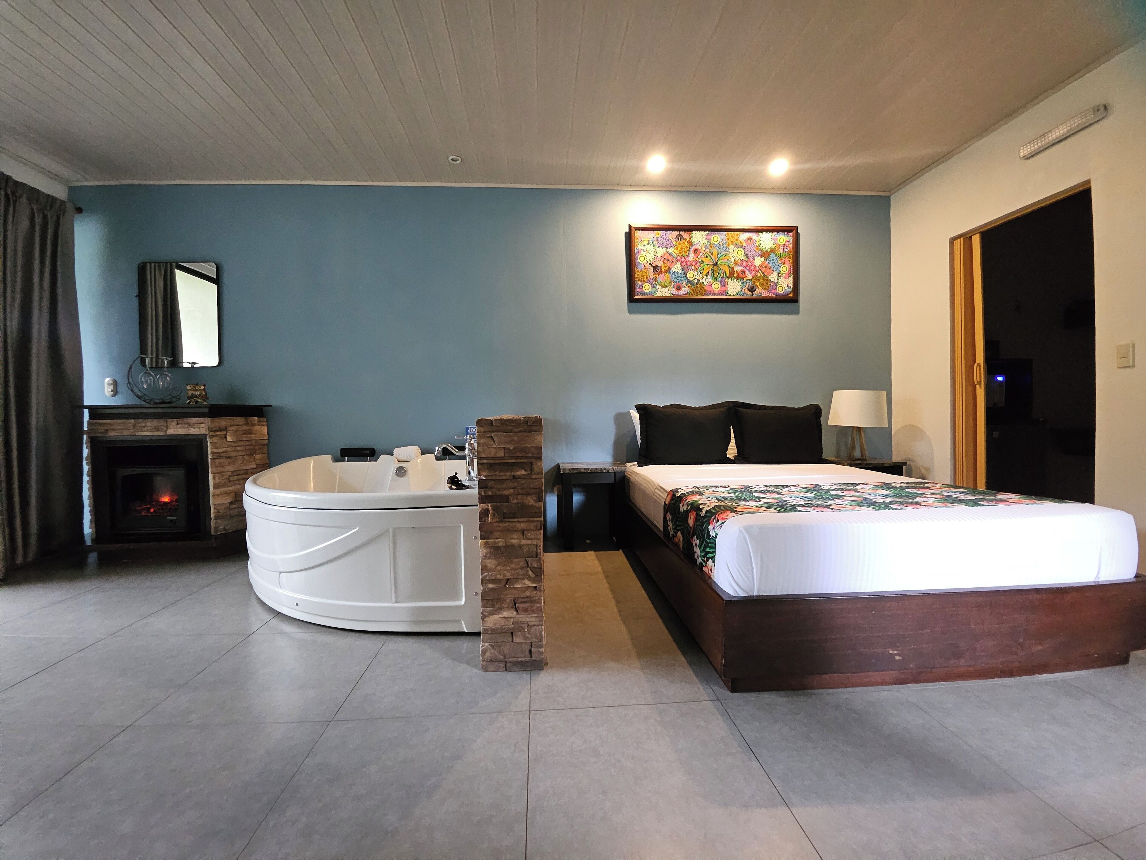 suite con jacuzzi y vista al volcan | 1 bedroom, hypo-allergenic bedding, pillow-top beds, minibar