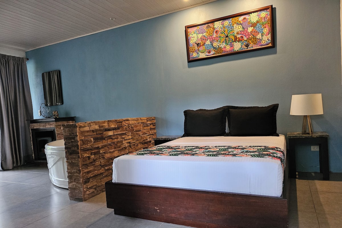 Suite con Jacuzzi y vista al volcan | 1 bedroom, hypo-allergenic bedding, pillowtop beds, minibar