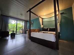 Suite supérieure, 1 grand lit, baignoire à remous, vue sur la colline | Literie hypoallergénique, lit avec matelas à plateau-coussin, minibar