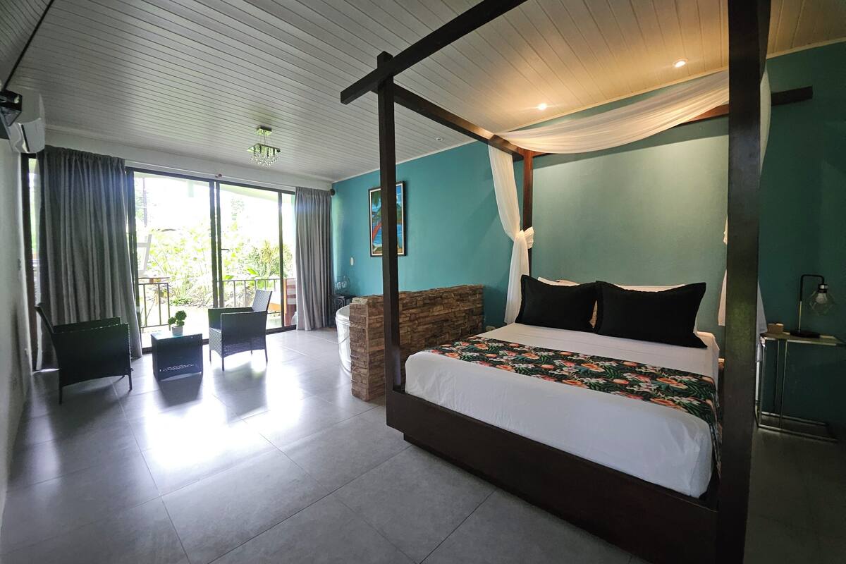 honeymoon suite, 1 queen bed, hot tub, hill view | 1 bedroom, hypo-allergenic bedding, pillow-top beds, minibar