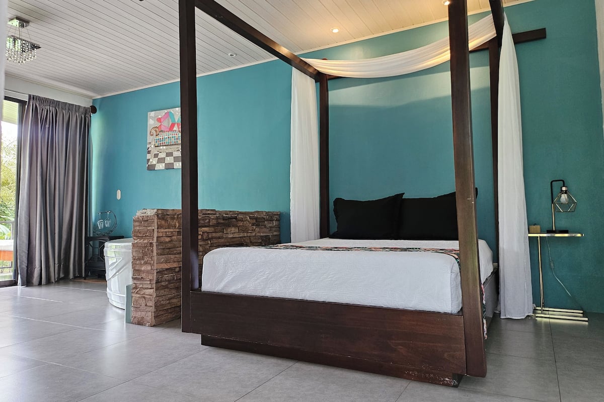 Honeymoon Suite, 1 Queen Bed, Hot Tub, Hill View | 1 bedroom, hypo-allergenic bedding, pillowtop beds, minibar
