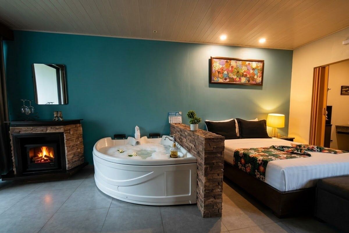 Suite con Jacuzzi y vista al volcan | ملاءات للفراش لا تسبب الحساسية وأسرّة بطبقة علوية مريحة وميني بار