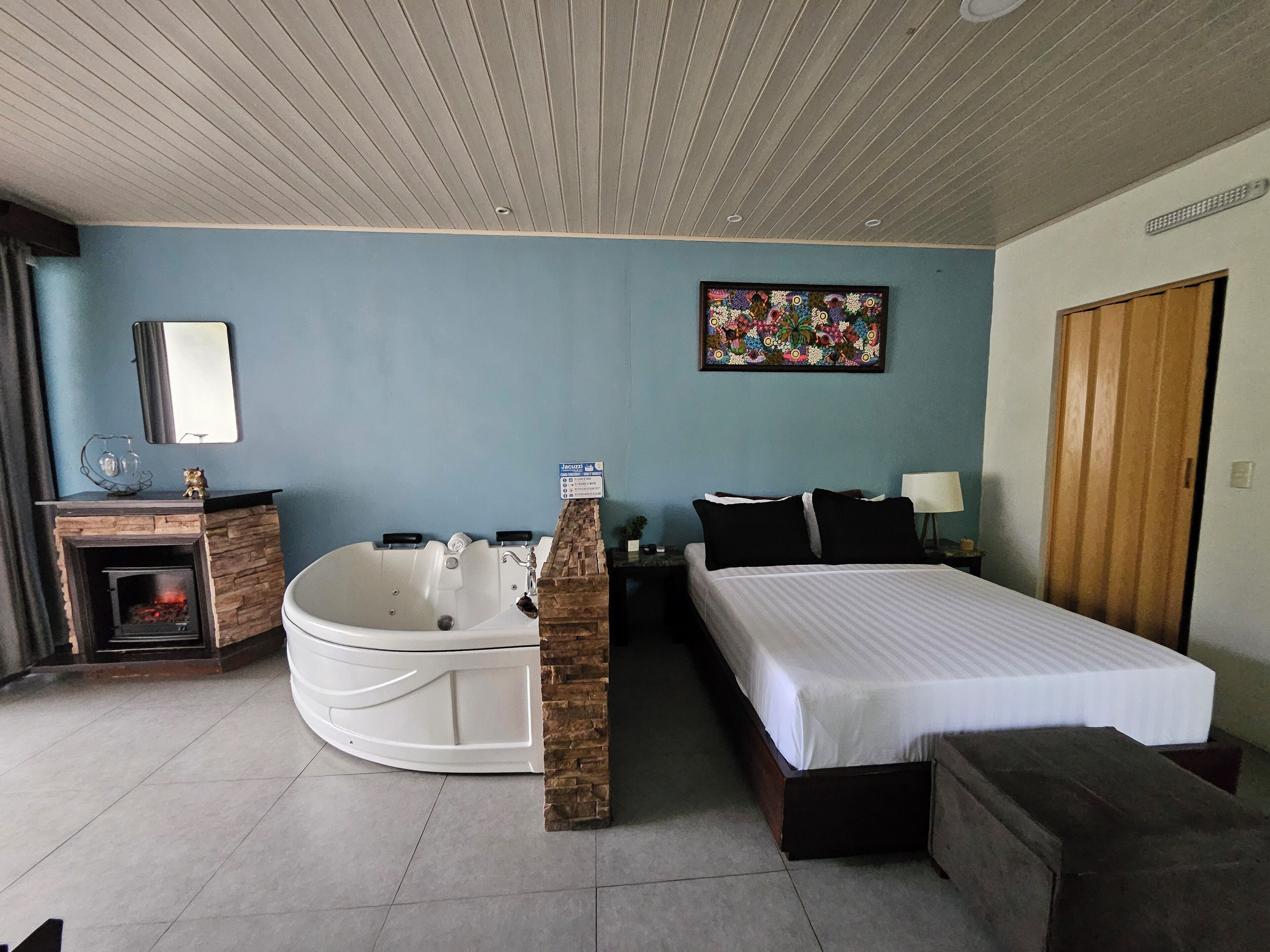 Suite con Jacuzzi y vista al volcan | Hypo-allergenic bedding, pillowtop beds, minibar, in-room safe