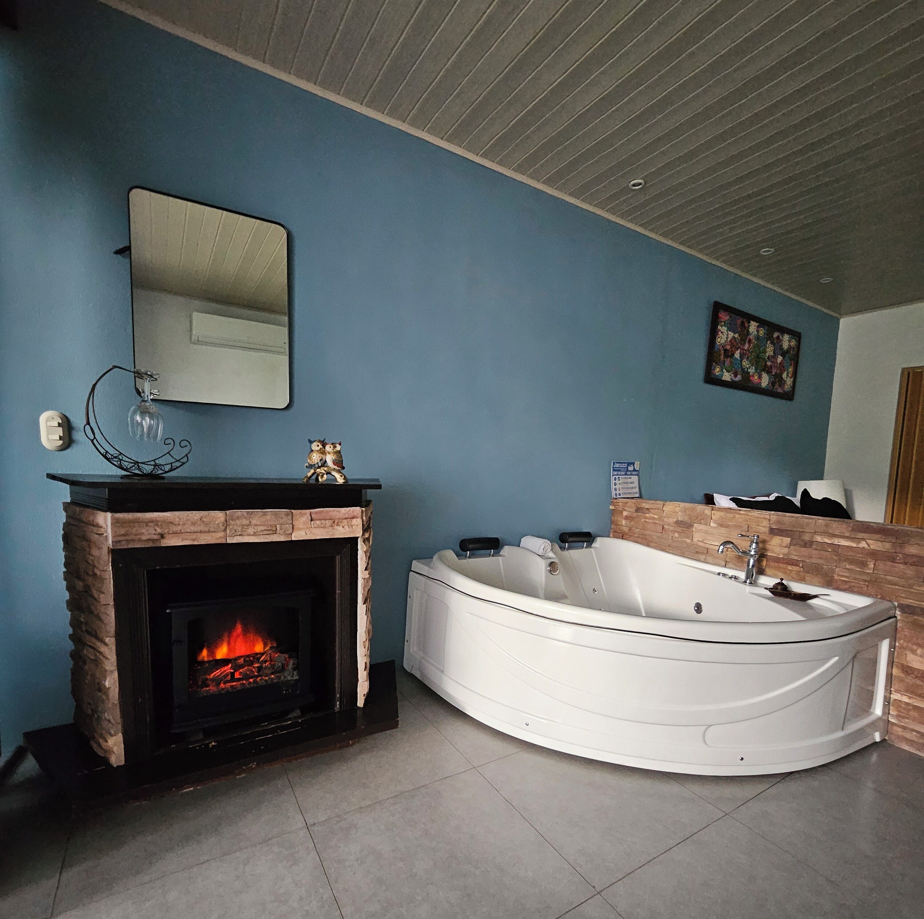 Suite con Jacuzzi y vista al volcan | Hypo-allergenic bedding, pillowtop beds, minibar, in-room safe