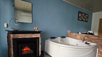 Suite con Jacuzzi y vista al volcan | Hypo-allergenic bedding, pillowtop beds, minibar, in-room safe