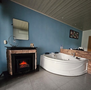 Suite con Jacuzzi y vista al volcan | Peralatan tempat tidur hipoalergenik, tilam berlapik, bar mini 