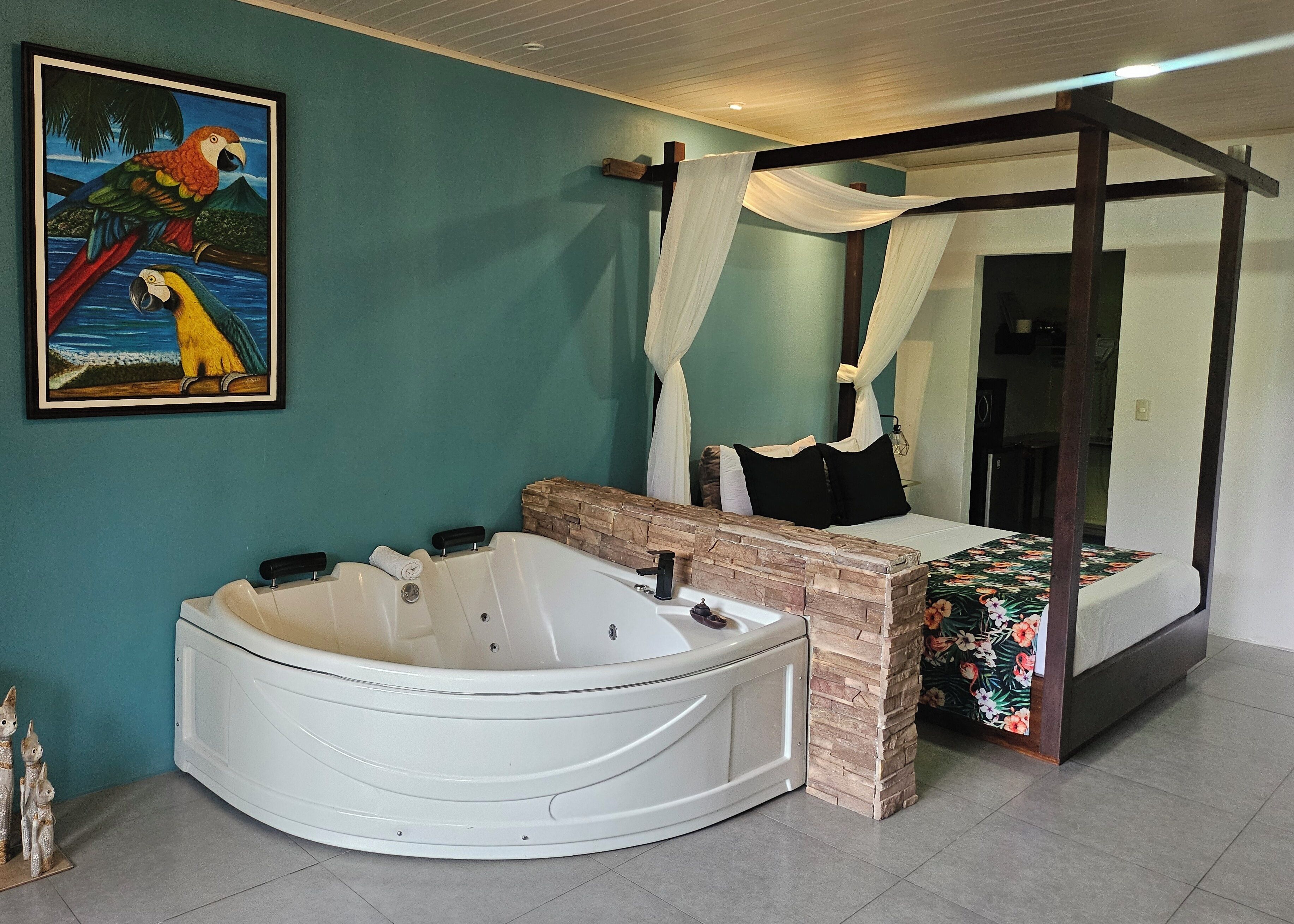 Superior suite, 1 queensize bed, hot tub, uitzicht op heuvels | Hypoallergeen beddengoed, pillowtop-bedden, een minibar