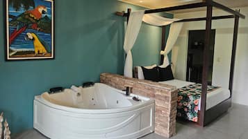 Superior suite, 1 queensize bed, hot tub, uitzicht op heuvels | Hypoallergeen beddengoed, pillowtop-bedden, een minibar