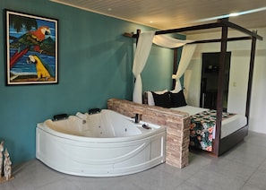 Superior Suite, 1 Queen Bed, Hot Tub, Hill View | Hypo-allergenic bedding, pillowtop beds, minibar, in-room safe - Yellow Tree Suites (La Fortuna)