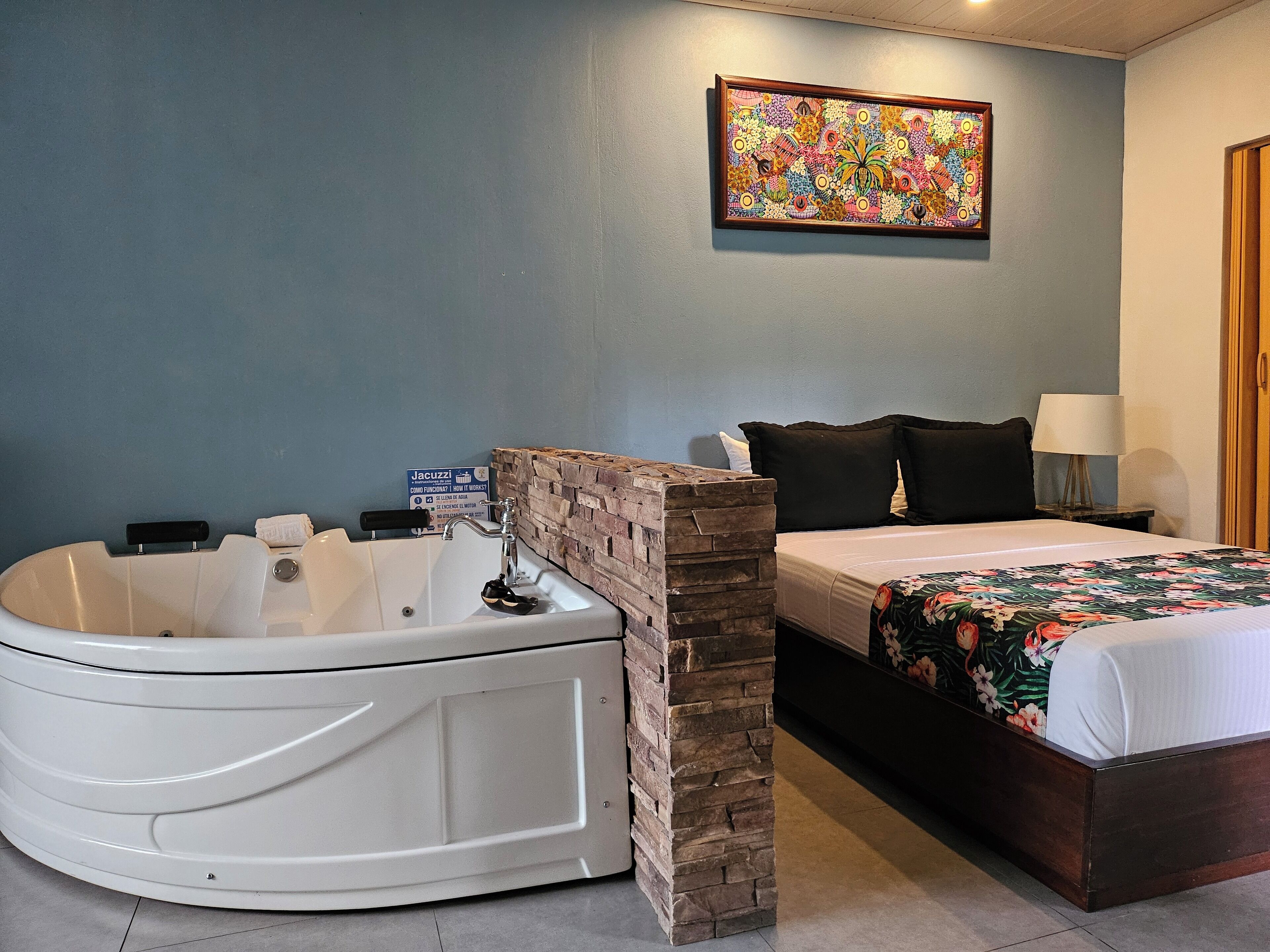 suite con jacuzzi y vista al volcan | 1 bedroom, hypo-allergenic bedding, pillow-top beds, minibar