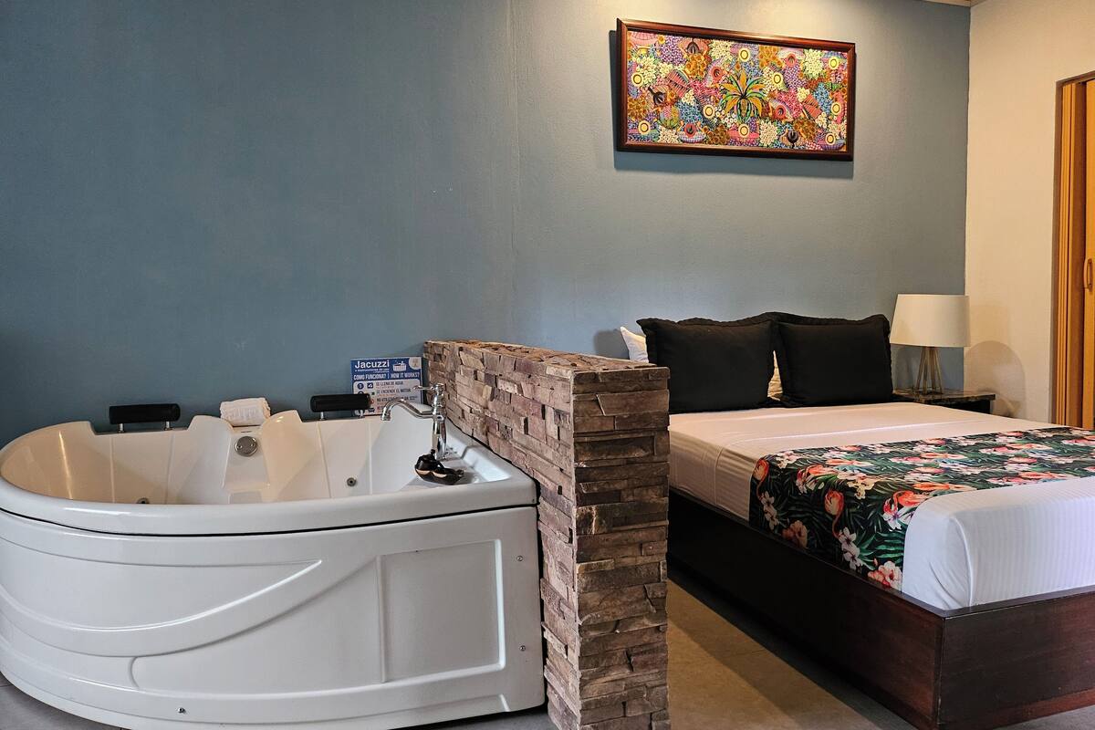 suite con jacuzzi y vista al volcan | 1 bedroom, hypo-allergenic bedding, pillow-top beds, minibar