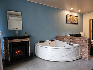 Suite con Jacuzzi y vista al volcan | Peralatan tempat tidur hipoalergenik, tilam berlapik, bar mini 