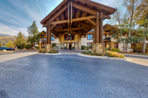 Walk-to-gondola studio w/ shared hot tubs, pool, gym, steam room & ski shuttle