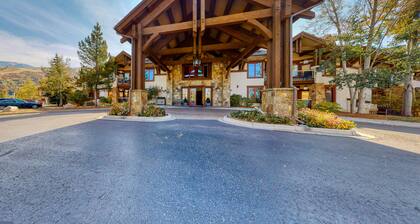 Walk-to-gondola studio w/ shared hot tubs, pool, gym, steam room & ski shuttle