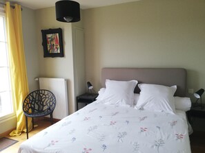 4 bedrooms, iron/ironing board, WiFi, bed sheets - Villa 4 Avec Vue, Piscine et Parc de Château (Montbron)