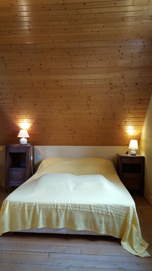 2 bedrooms, iron/ironing board, travel cot, free WiFi