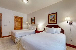 5 bedrooms, iron/ironing board, WiFi, bed sheets