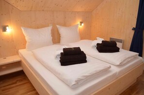 4 Schlafzimmer, Bügeleisen/Bügelbrett