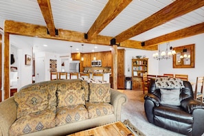 テレビ、暖炉、DVD プレーヤー