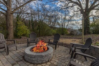 Bungalow Charmer with private Hot Tub!