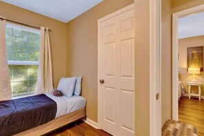 4 bedrooms, iron/ironing board, WiFi, bed sheets