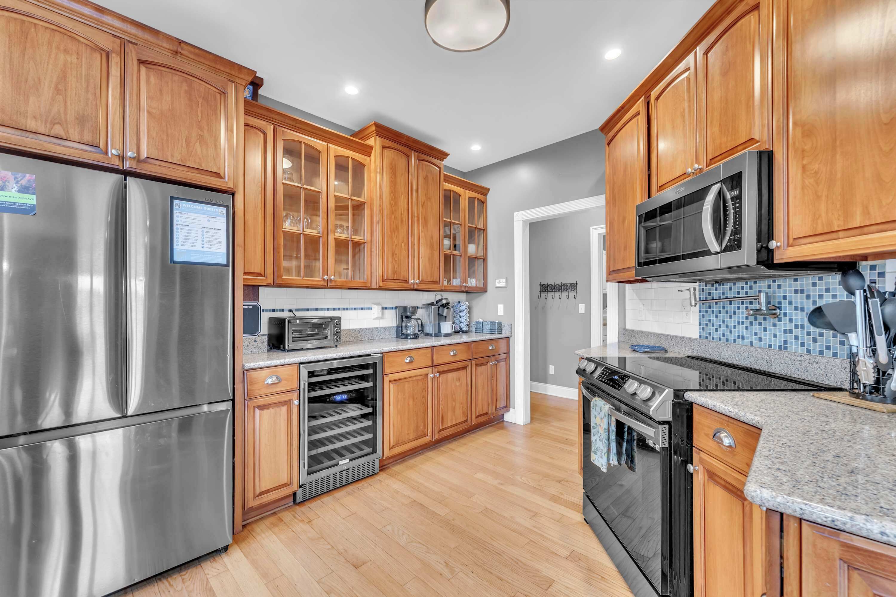 Jääkaappi, mikroaaltouuni, uuni, liesi