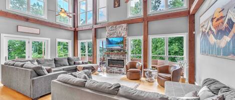 Tv, eldstad och kontor