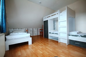 2 bedrooms, iron/ironing board, WiFi