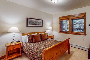 4 bedrooms, iron/ironing board, Internet, bed sheets