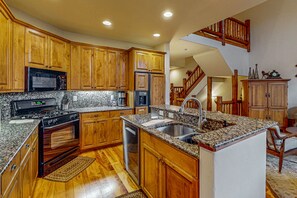 冷蔵庫、電子レンジ、オーブン、コンロ