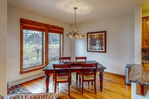 Dining - Resort townhome w/ fireplace & shared pool/hot tubs/gym - walk to gondola! (Steamboat Springs)