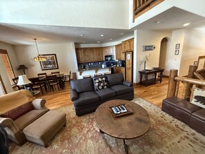 Televisie, een open haard en een dvd-speler