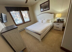 4 bedrooms, iron/ironing board, Internet, bed sheets - Resort townhome w/ fireplace & shared pool/hot tubs/gym - walk to gondola! (Steamboat Springs)