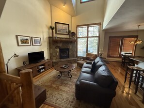 Televisie, een open haard en een dvd-speler