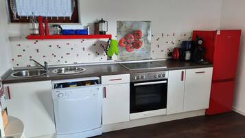 Kühlschrank, Mikrowelle, Ofen, Geschirrspüler