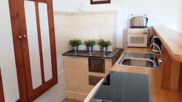 Kühlschrank, Mikrowelle, Wasserkocher mit Kaffee-/Teezubehör, Toaster