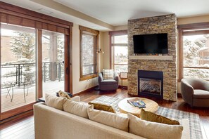 Televisio, takka, pöytäjalkapallopöytä