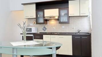 Fridge, microwave, stovetop, coffee/tea maker