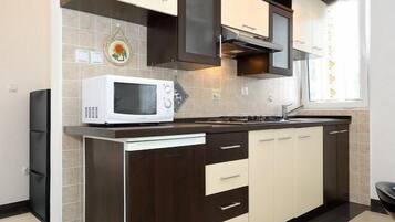 Fridge, microwave, stovetop, coffee/tea maker