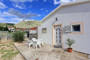 Outdoor dining - Holiday apartment for five people with a balcony (Karin)