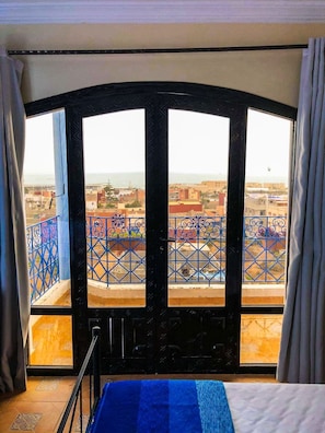 Exclusive Triple Room | Iron/ironing board, free WiFi, bed sheets