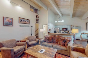 Televisión, chimenea y libros 