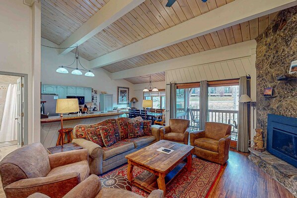 Televisión, chimenea y libros 