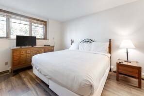 2 bedrooms, iron/ironing board, free Internet, bed sheets