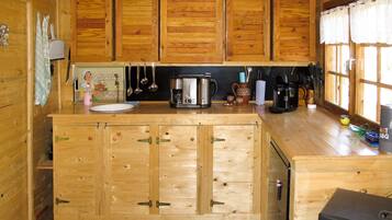 Mikrowelle, Ofen, Toaster, Esstisch